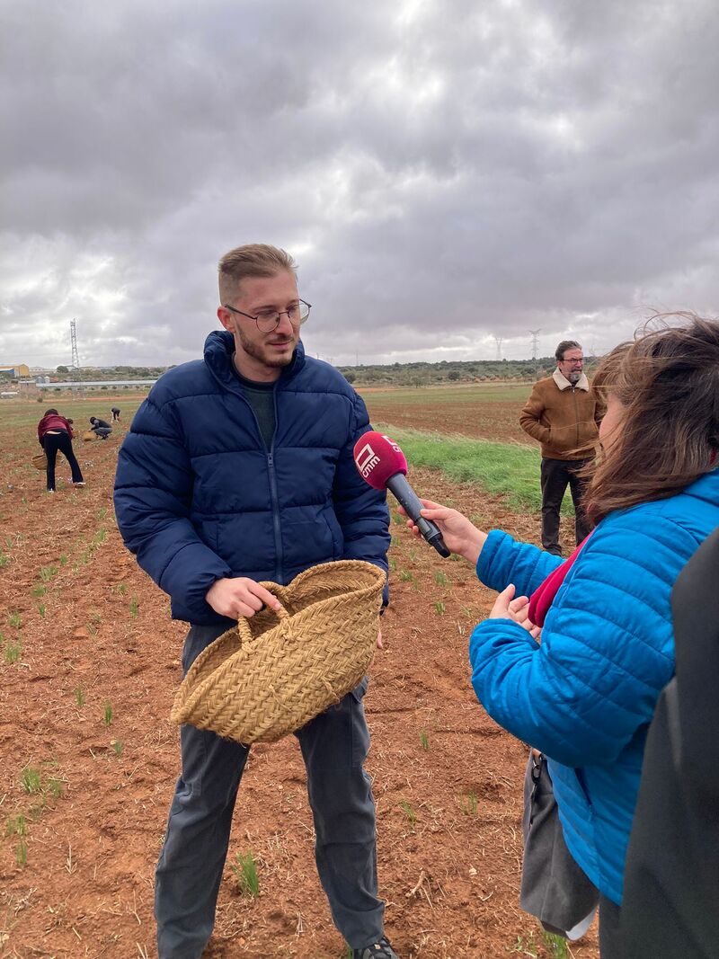 Entrevista en los campos de azafrán